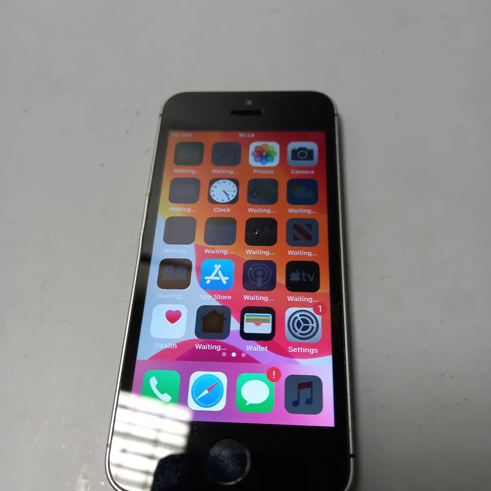 BOXED APPLE IPHONE SE SMARTPHONE 