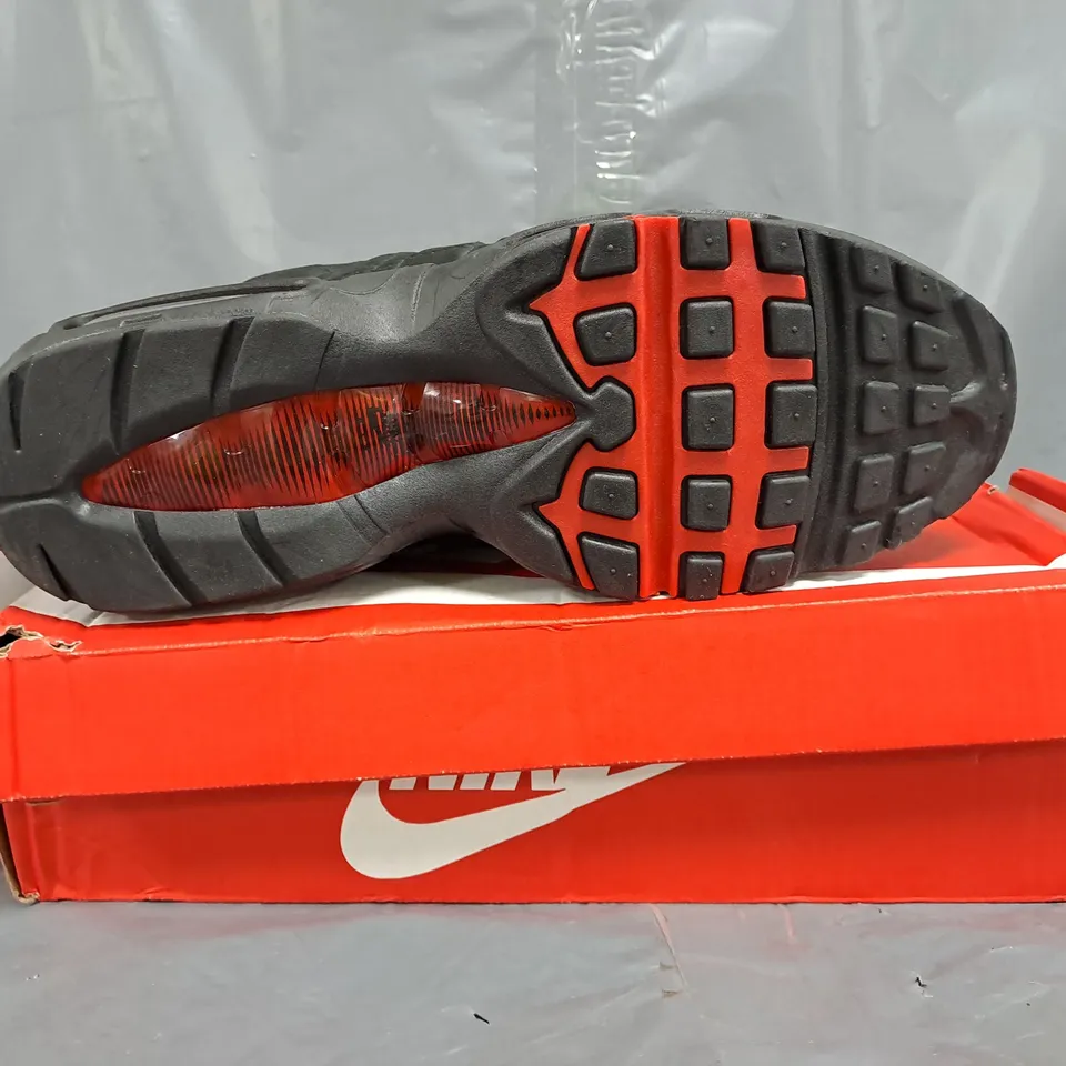 BOXED PAIR OF NIKE AIR MAX 95 TT SHOES IN BLACK/RED SIZE UK 10
