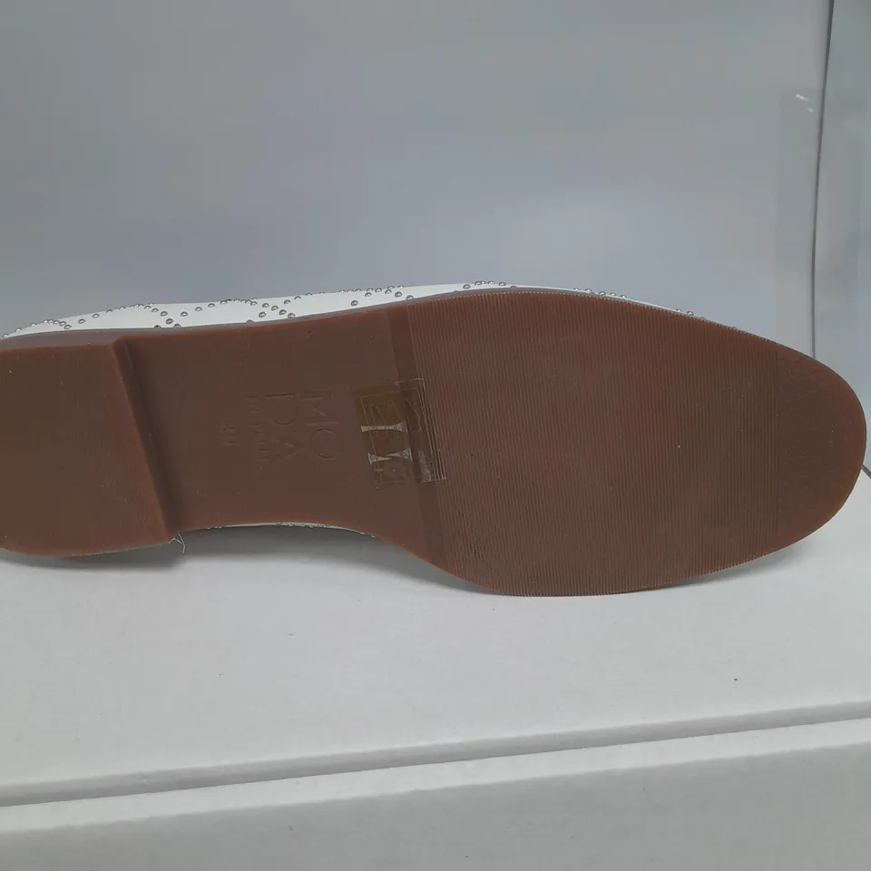 BOXED MODA IN PELLE STUD LOAFERS IN CREAME SIZE 6 