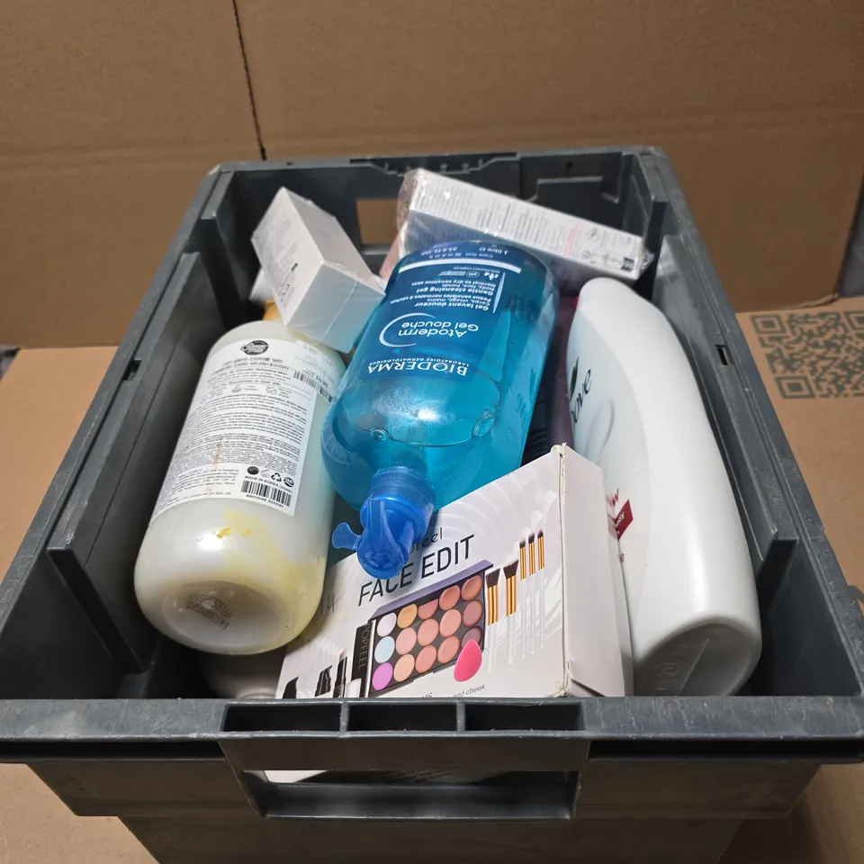 TOTE OF APPROXIMATELY 15 ASSORTED COSMETIC ITEMS TO INCLUDE DOVE BODY WASH, BIODERMA CLEANSING GEL, GOAT MILK BODY WASH ETC