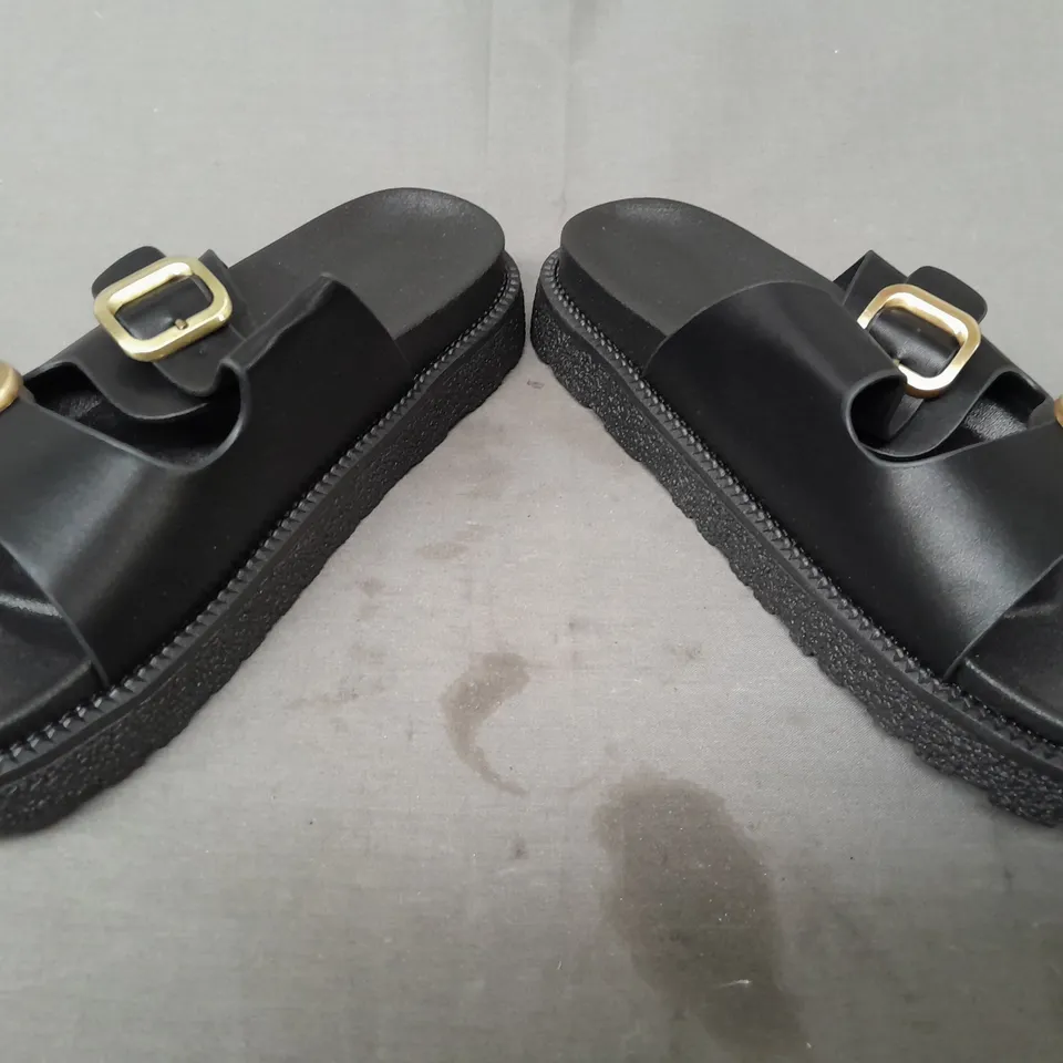 BOXED PAIR OF MEIJIA OPEN TOE FOOTBED SANDALS IN BLACK EU SIZE 39