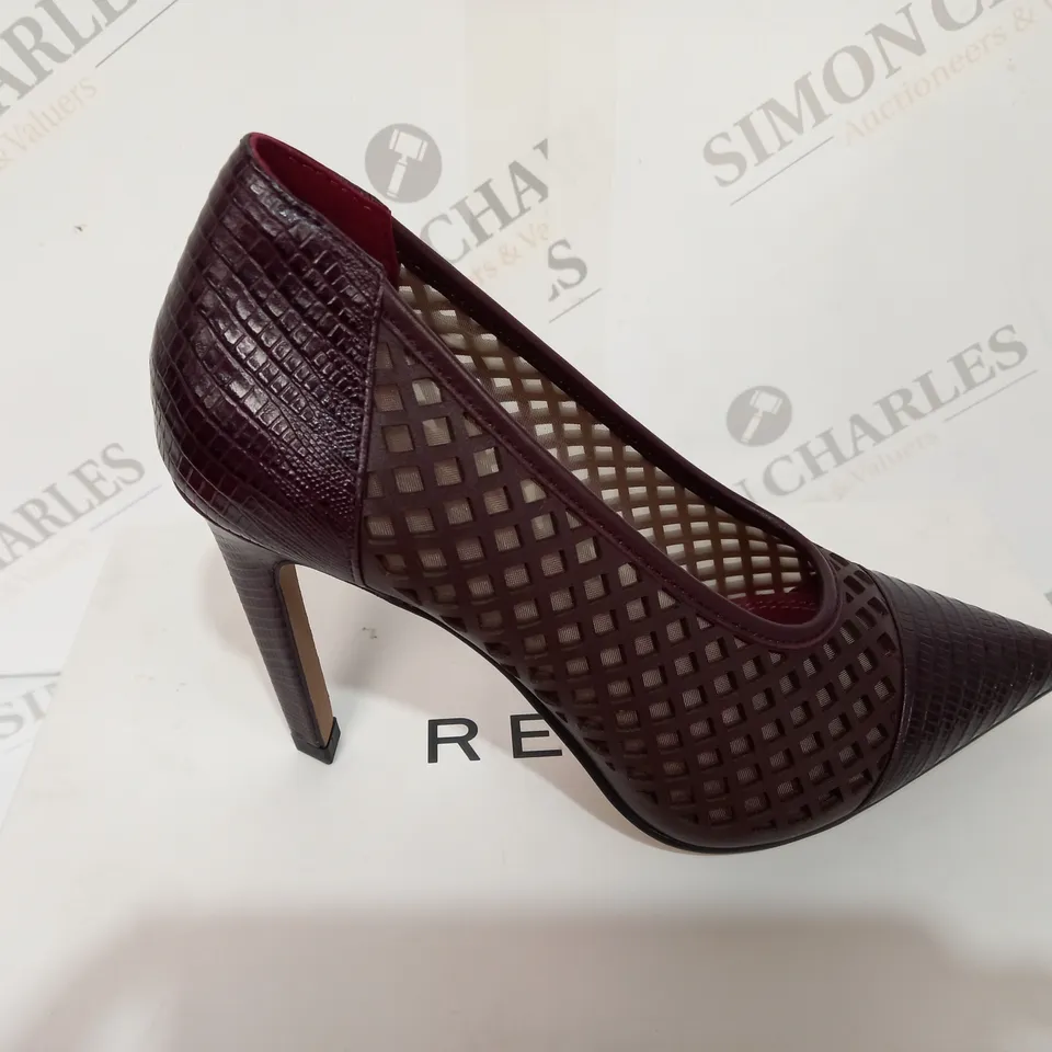BOXED PAIR OF REISS CLOVER LIZARD SLIP-ON HEELS IN POMEGRANATE SIZE 3
