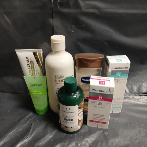 APPROXIMATEY 20 ASSORTED HEALTH AND BEAUTY PRODUCTS TO INCLUDE - THE BODY SHOP SHOWER CREAM - SIMPLE REFRESHING FACIAL WASH - VASELINE BODY OIL - ETC