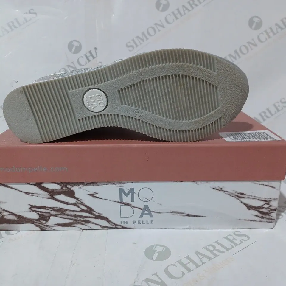 BOXED PAIR OF MODA IN PELLE SILVER PANELLED WEDGE STYLE TRAINER SIZE 4