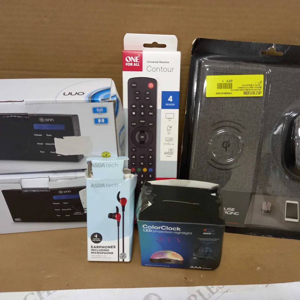 LOT OF 6 ASSORTED ELECTRICAL ITEMS TO INCLUDE RADIO, EARPHONES, LED PROJECTOR NIGHTLIGHT, ETC