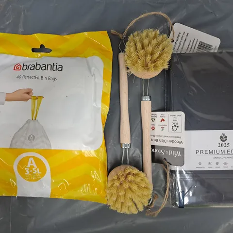 APPROXIMATELY 10 ASSORTED HOUSEHOLD ITEMS TO INCLUDE BIN BAGS, 2025 ANNUAL PLANNER, WOODEN DISH BRUSH, ETC