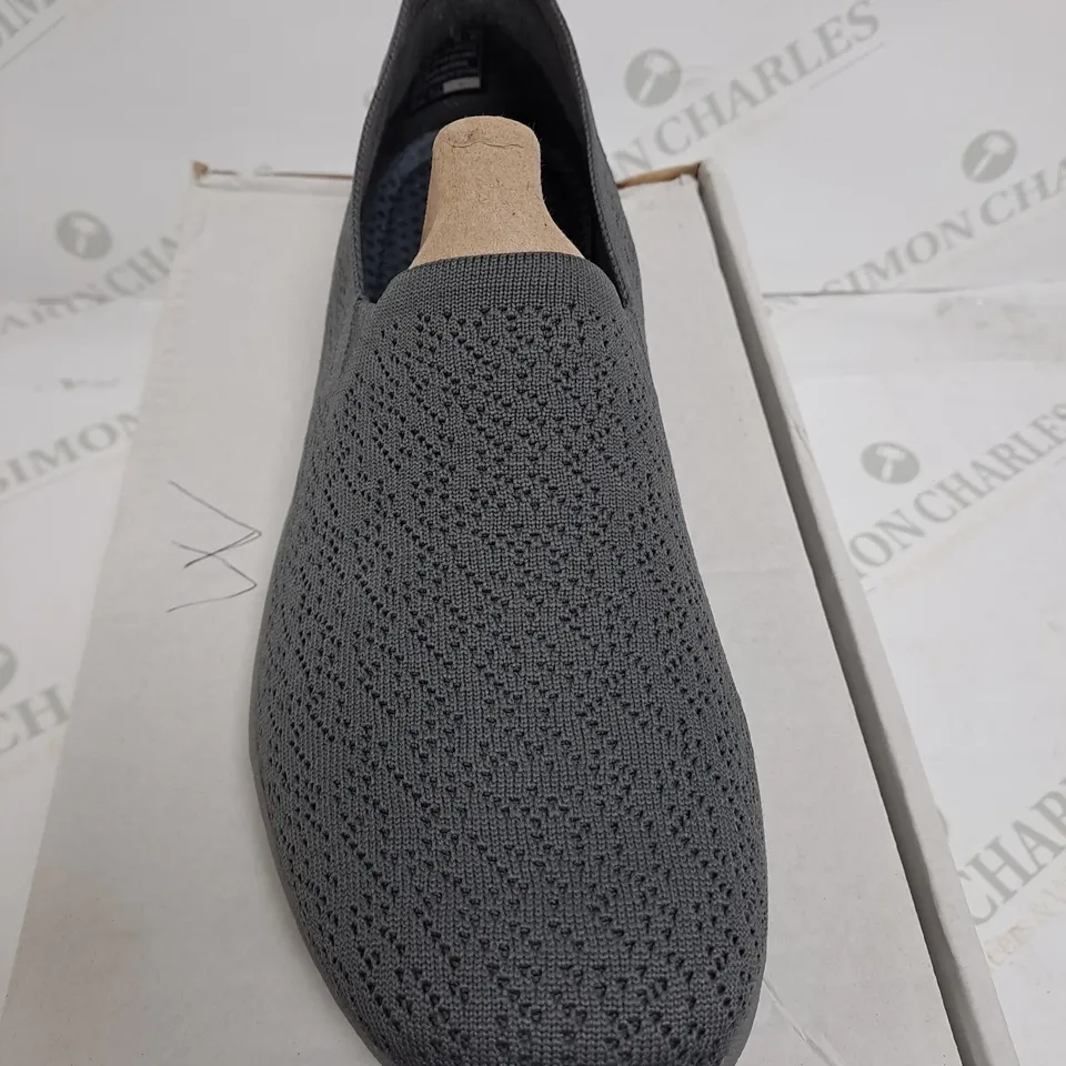 SKETCHERS REGGAE TRAINERS COLOUR CHARCOAL SIZE 8