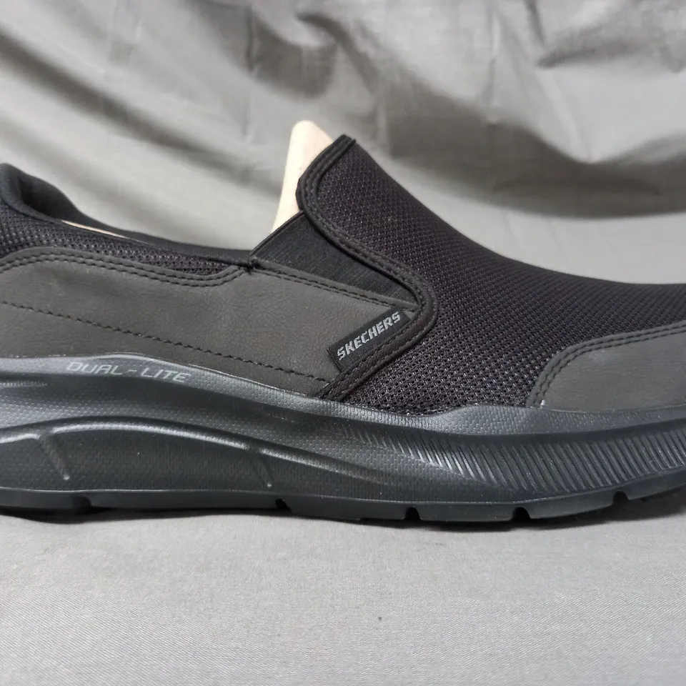 BOXED PAIR OF SKECHERS TRAINERS IN BLACK SIZE 10