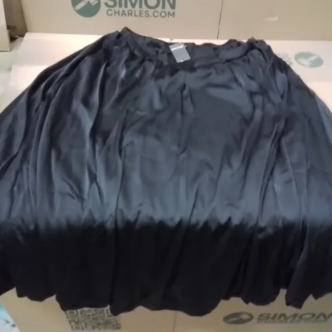 BOXED BRAND NEW APPROXIMATELY 25 JD WILLIAMS BUBBLE HEM SKIRT BLACK SIZE 22