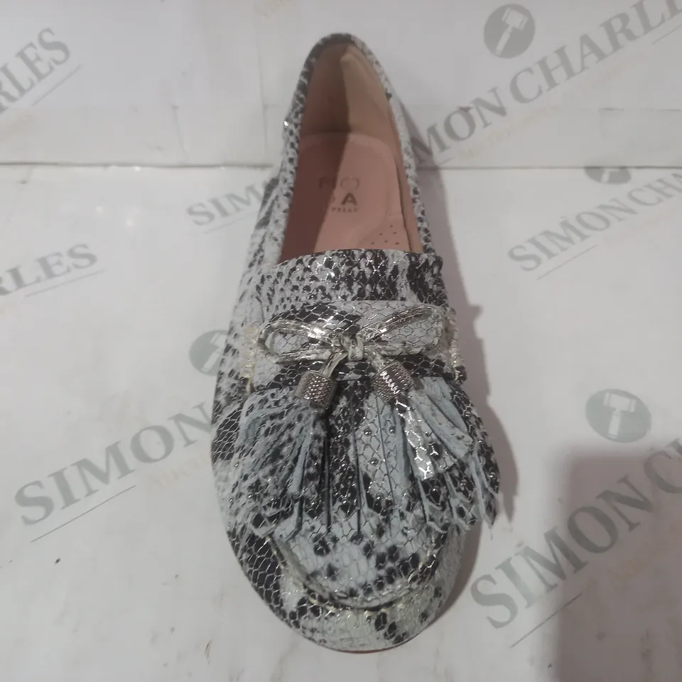 BOXED PAIR OF MODA IN PELLE ETHELIA SHOES IN WHITE/SILVER SIZE 7