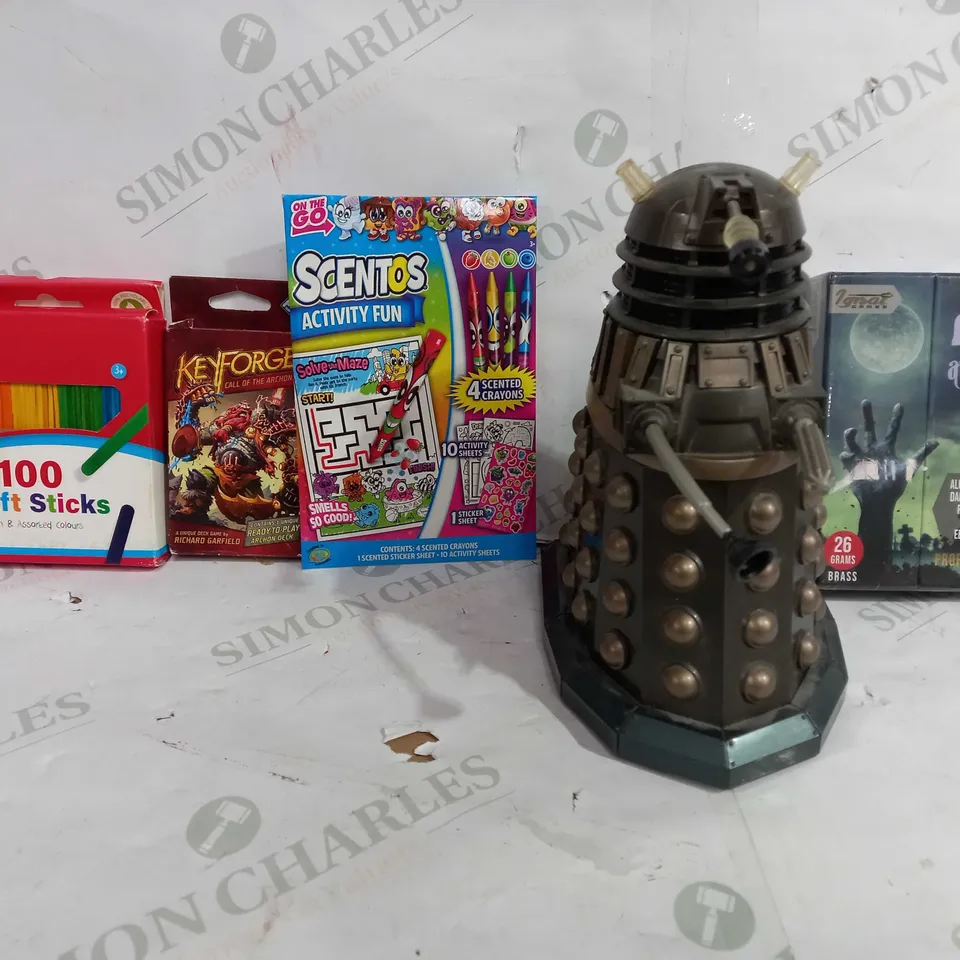BOX OF APPROX 20 ASSORTED TOYS TO INCLUDE - KIDS CREATE 100 CRAFTS STICKS - ON THE GO SCENTOS ACTIVITY FUN - WESCO DALEKS ECT
