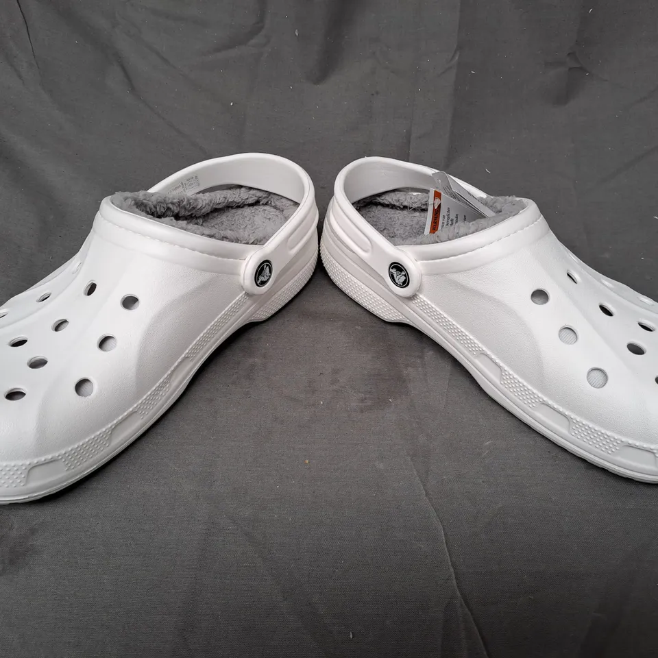 BOXED PAIR OF CROCS BAYA LINED CLOGS IN WHITE UK SIZE M6/W7