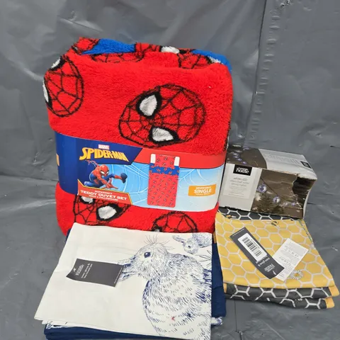 LARGE BOX OF APPROXIMATELY 10 ASSORTED ITEMS TO INCLUDE FAIRY LIGHTS, DUVET SETS AND TEA TOWELS