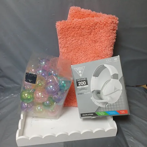 APPROXIMATELY 15 ASSORTED HOUSEHOLD ITEMS TO INCLUDE TURTLE BEACH HEADSET, BATH MAT, BAUBLES, ETC - COLLECTION ONLY