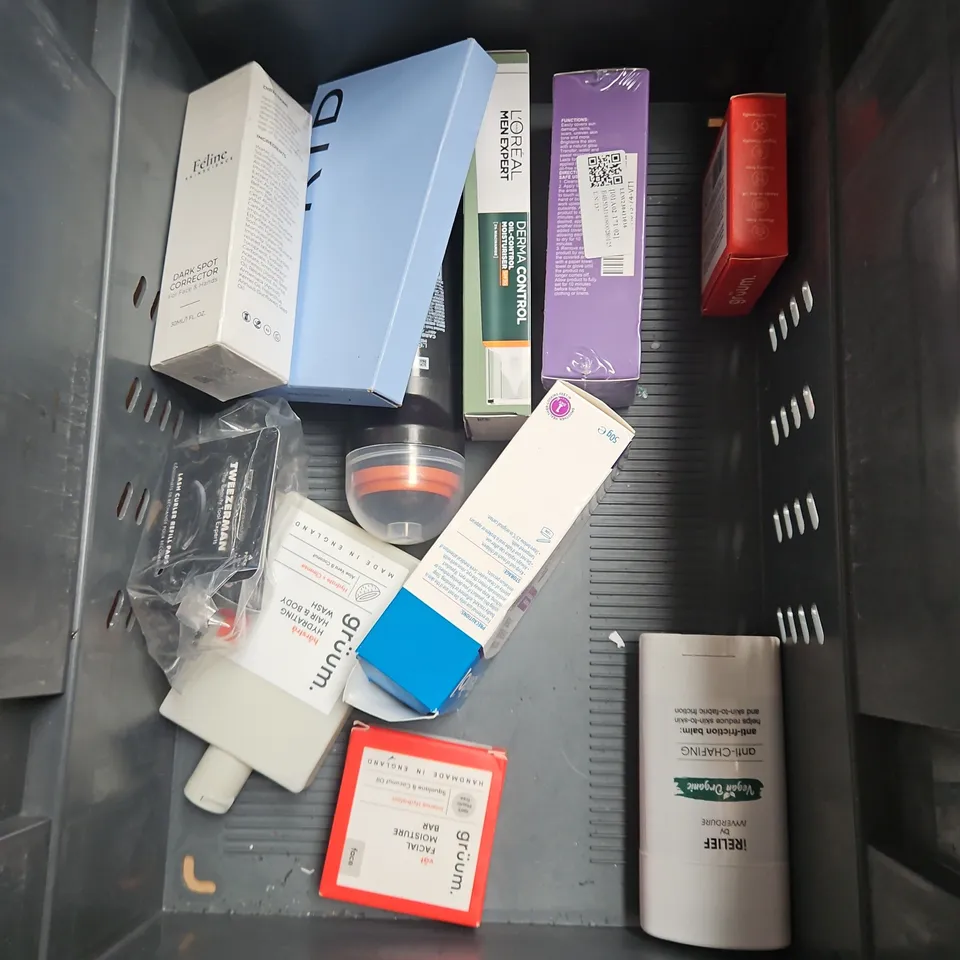 APPROXIMATELY 20 ASSORTED HEALTH & BEAUTY PRODUCTS TO INCLUDE - ELF YOUTH BOOSTING ADVANCED NIGHT RETINOID SERUM - SLOW SUNDAY ALOE GEL EYE MASKS - ESTRID RAZOR - ETC