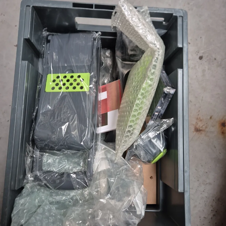 APPROXIMATELY 15 ASSORTED HOUSEHOLD ITEMS TO INCLUDE PUKKA PELLETS, DIARY FOOD SLICER ACCEESSORIES