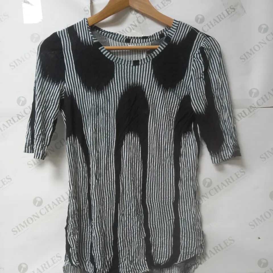 APPROXIMATELY 150 ASSORTED CLOTHING ITEMS. VARIOUS SIZES, COLOURS AND STYLES