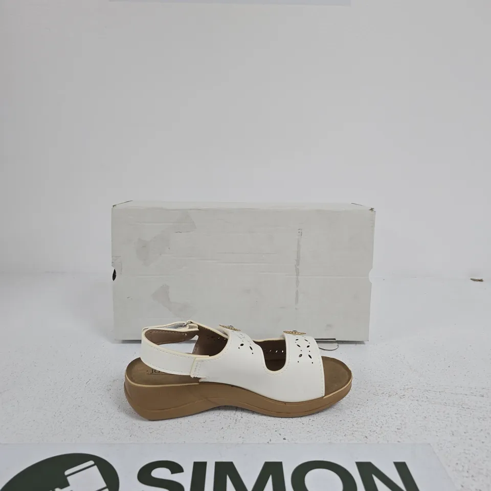 JOE & JO WHITE LEATHER WEDGE SANDALS WITH CUT-OUT FLORAL DETAILS – WOMEN'S FOOTWEAR (WITH BOX) SIZE EU 37