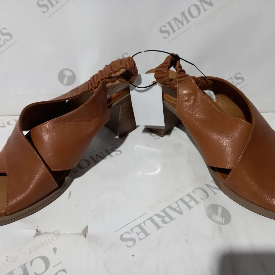 PAIR OF MODA IN PELLE LASSANDRA SANDALS IN TAN SIZE 6