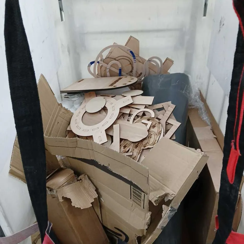 APPROXIMATELY 10 HOUSEHOLD ITEMS TO INCLUDE 25L SWING BIN, SUPER KING SIZE DUVET AND WRAPPING PAPER