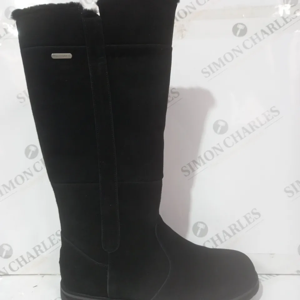 BOXED EMU AUSTRALIA MOONTA BOOTS IN BLACK SIZE 7