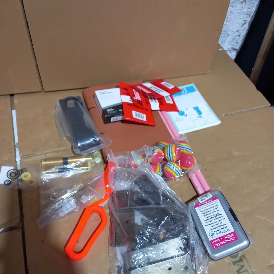 LOT OF ASSORTED HOUSEHOLD ITEMS 