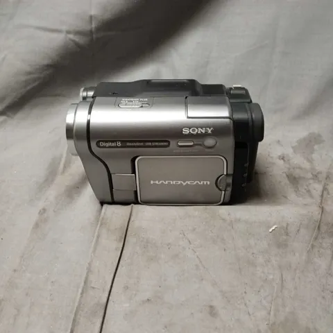 SONY HANDYCAM DIGITAL8 CAMCORDER WITH LCS-VA40 CASE AND CABLES