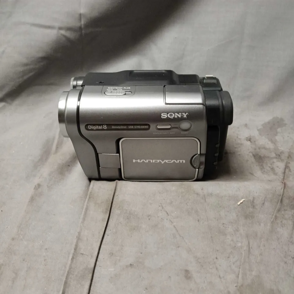 SONY HANDYCAM DIGITAL8 CAMCORDER WITH LCS-VA40 CASE AND CABLES