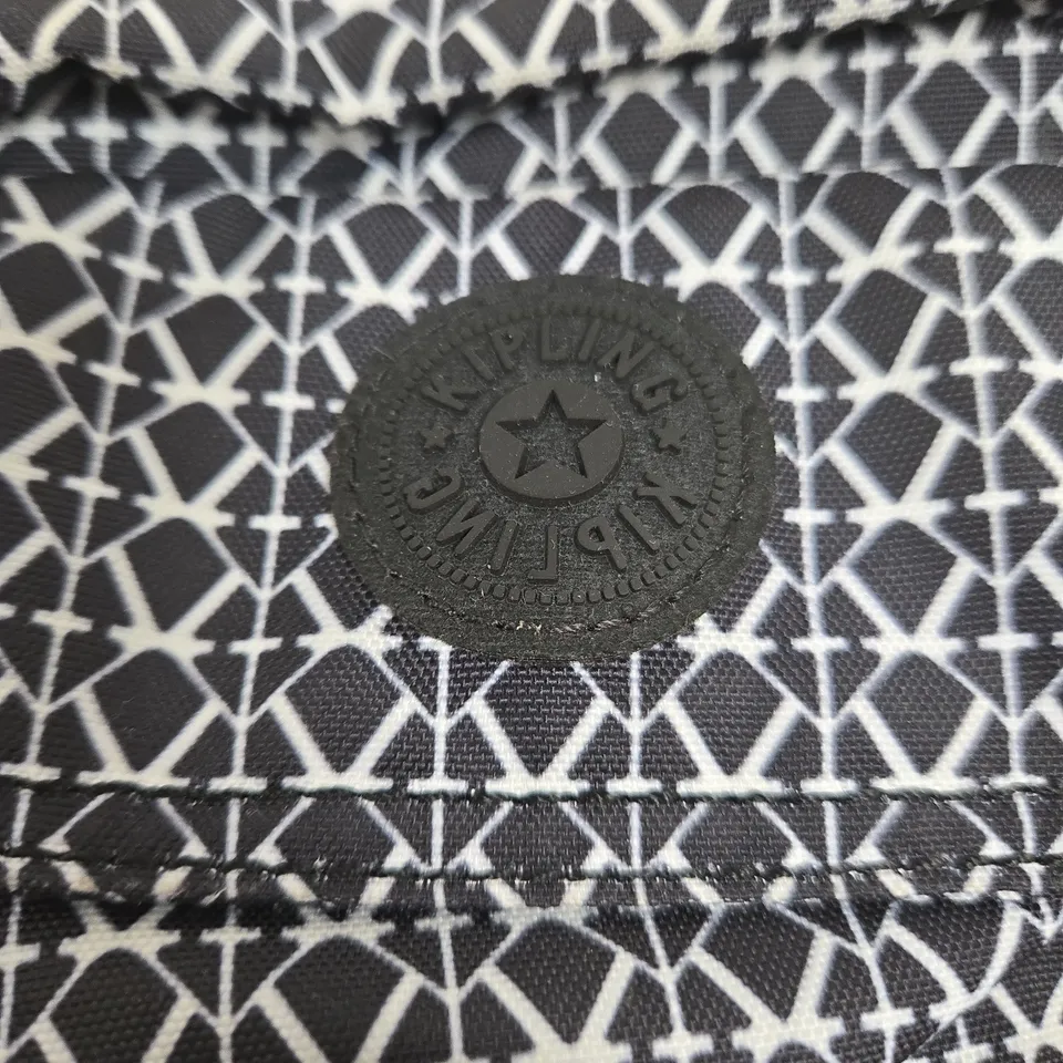 KIPLING CROSSBODY BAG WITH MONKEY CHARM – BLACK/WHITE GEOMETRIC PATTERN