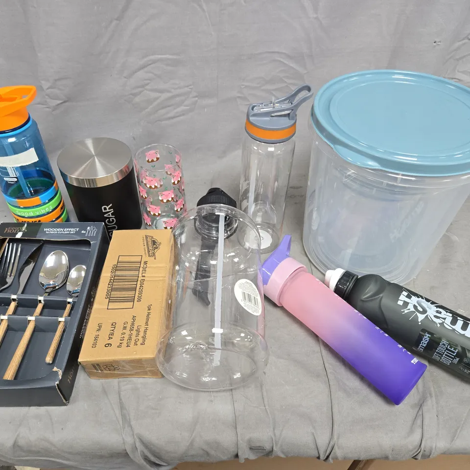 LOT OF ASSORTED HOUSEHOLD ITEMS TO INCLUDE STORAGE SET, CUTLERY AND DRINKS BOTTLES