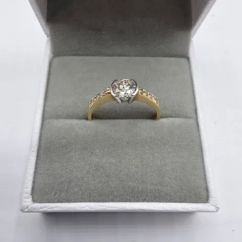 18CT GOLD RING SET WITH A NATURAL DIAMOND & NATURAL DIAMOND SHOULDERS