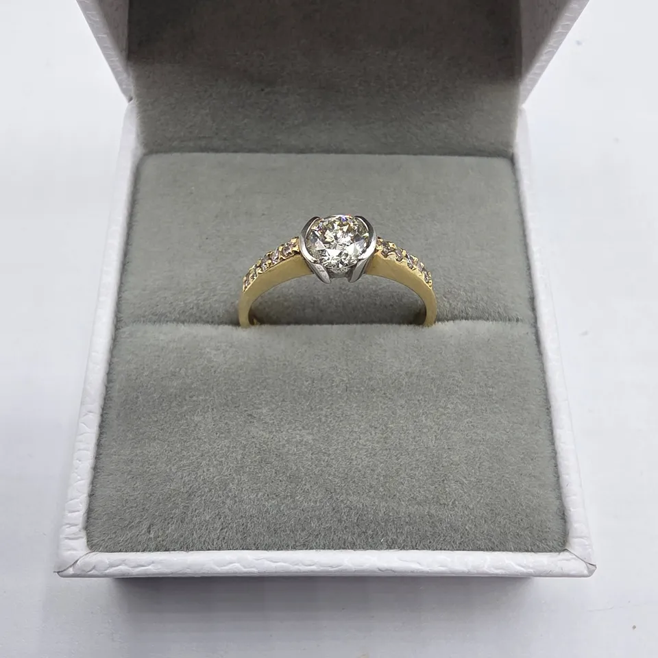 18CT GOLD RING SET WITH A NATURAL DIAMOND & NATURAL DIAMOND SHOULDERS
