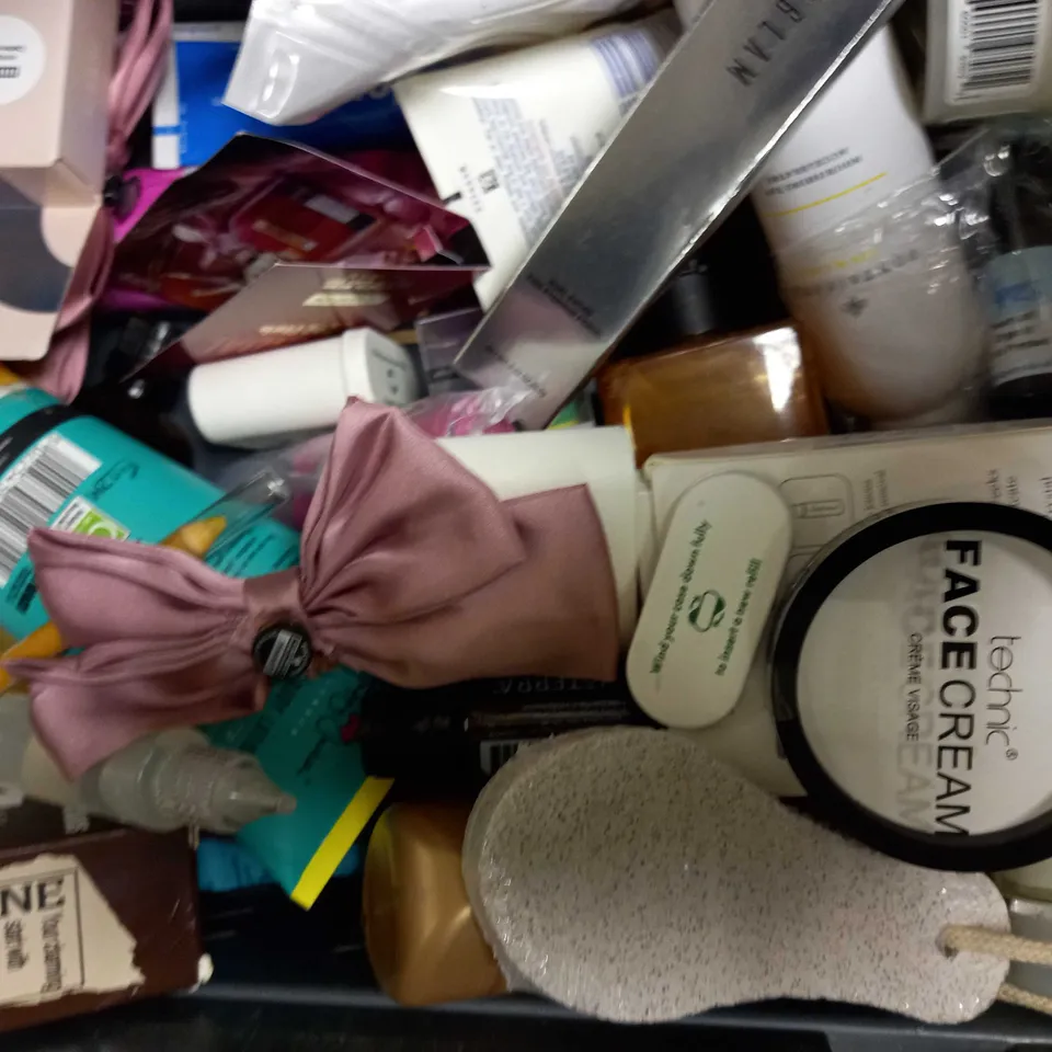 LOT OF APPROXIMATELY 20 ASSORTED HEALTH & BEAUTY ITEMS, TO INCLUDE PEPTIDE SET, SCALP SCRUB, BATH BOMBS, ETC