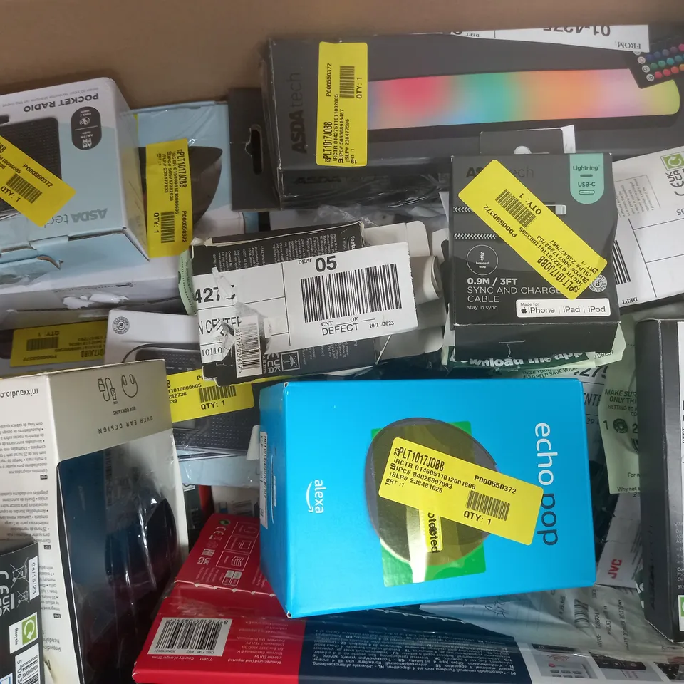 BOX OF APPROXIMATELY 20 ASSORTED ELECTRICAL ITEMS TO INCLUDE KIDS HEADPHONES, POCKET RADIO, TRUE WIRELESS EARBUDS, ETC