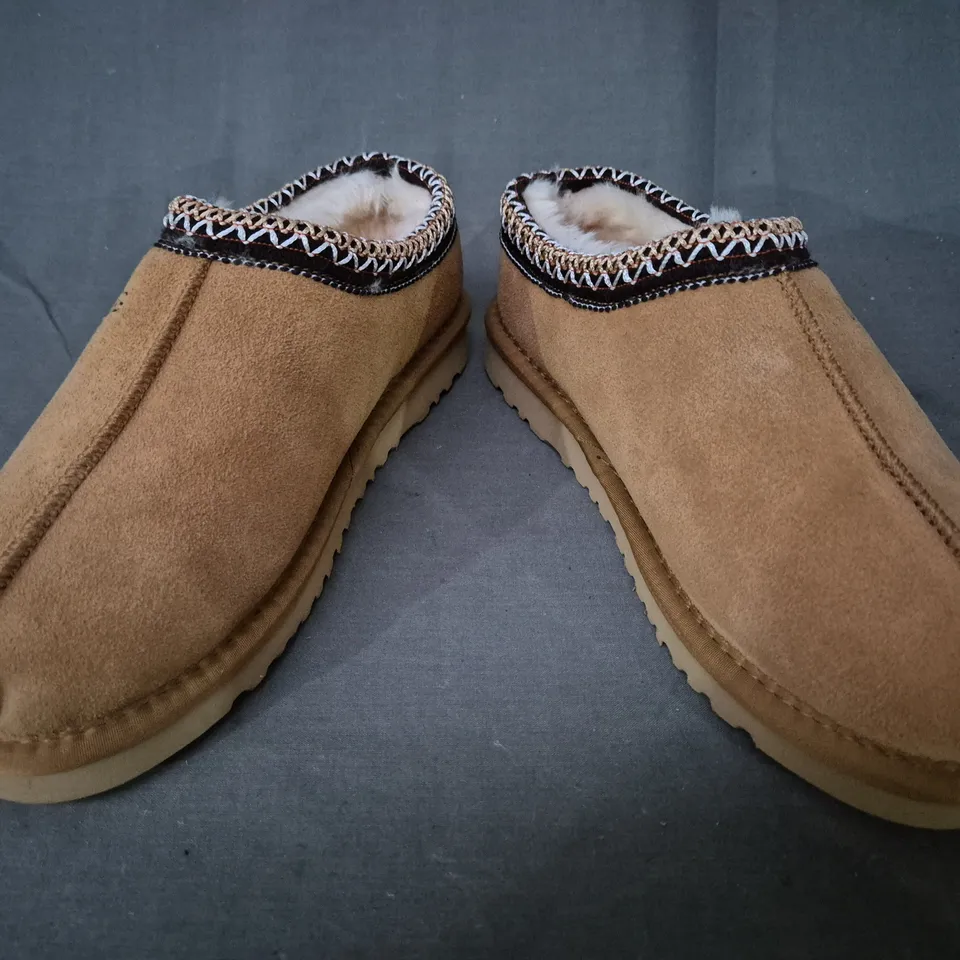 BOXED PAIR OF UGG SHOES IN CHESTNUT UK SIZE 4