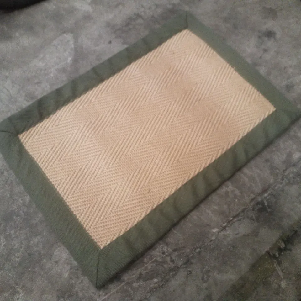 QUALITY DESIGNER AREA RUG APPROXIMATELY 40×60CM