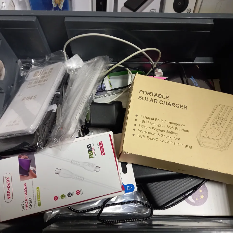BOX OF APPROX 10 ITEMS TO INCLUDE QUAD LOCK WIRELESS CHARGER, ASSORTED PHONE CASES AND POWER BANK