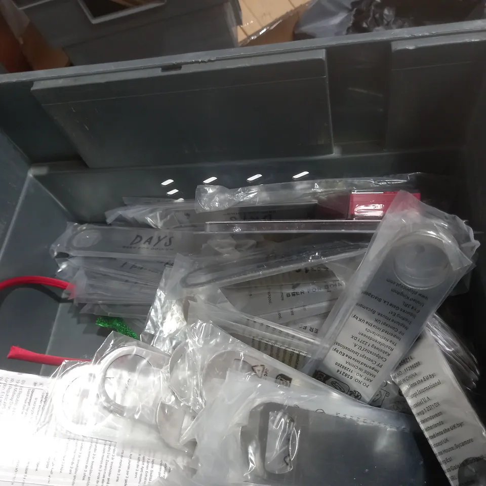 TOTE OF APPROXIMATELY 20 ASSORTED ITEMS TO INCLUDE A GARDEN TWINE SCENTED CANDLE AND A BOTTLE OPENER