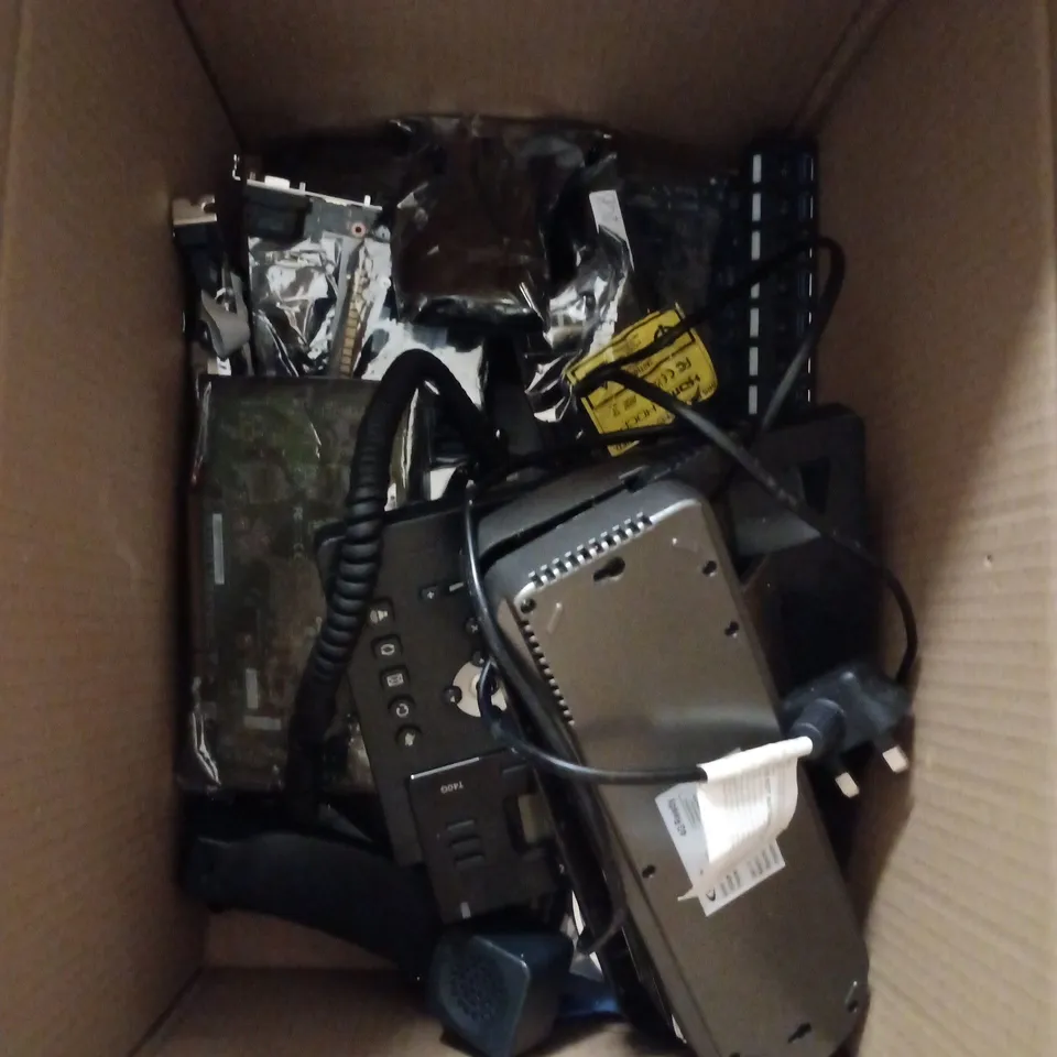 BOX OF APPROXIMATELY 15 ASSORTED ELECTRICAL ITEMS TO INCLUDE AN OFFICE PHONE, LAMPS AND AN EXTENSION SOCKET