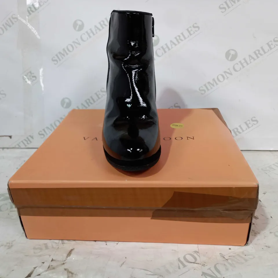 BOXED PAIR OF VANILLA MOON LATISHA BOOTS IN BLACK EU SIZE 39