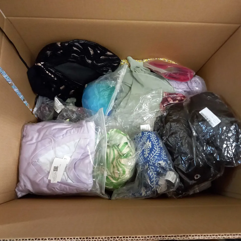 LARGE QUANTITY OF CLOTHING ITEMS TO INCLUDE DRESSES, SWEATERS, JEANS, T-SHIRTS, ETC