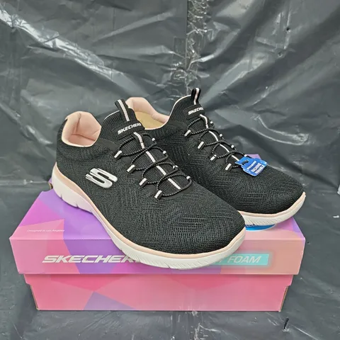 BOXED PAIR OF SKECHERS SUMMITS SUMMER TRAINERS IN BLACK - SIZE 7