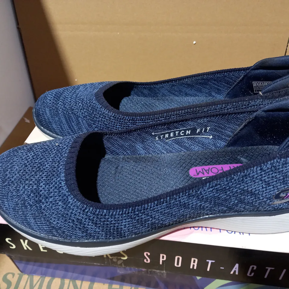 SIZE 5 SKETCHERS MICROBURST PUMP NAVY
