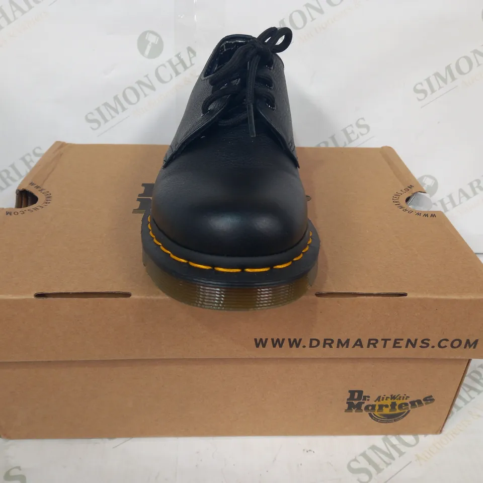 BOXED PAIR OF DR MARTENS LACE UP SHOES IN BLACK UK SIZE 5