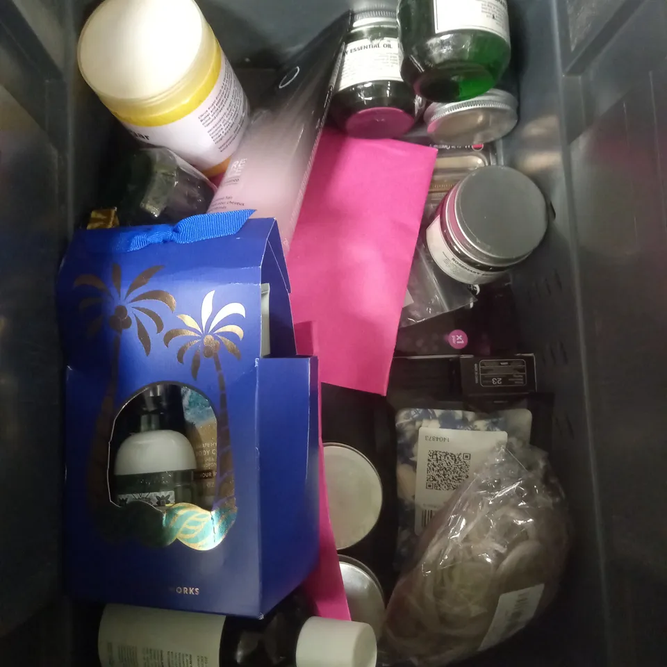 APPROXIMATELY 20 ASSORTED COSMETIC PRODUCTS TO INCLUDE - PLOUISE LIP BALM SET - LACURA CUCUMBER FACE SPRAY - REVOLUTION LIPSTICK COLLECTION - ETC 