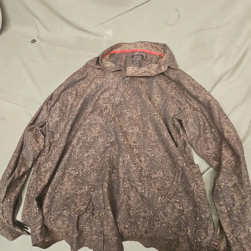 BOX OF APPROXIMATELY 20 ASSORTED CLOTHING ITEMS TO INCLUDE: BROWN SHIRT 