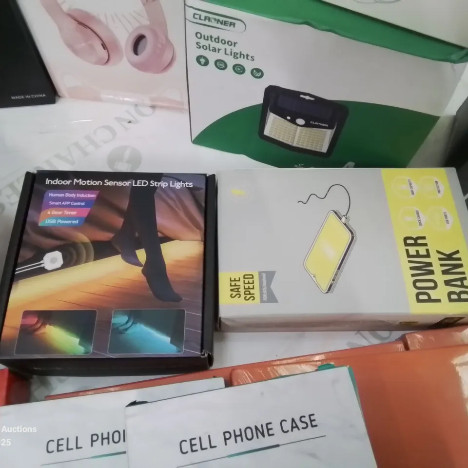 BOX CONTAINING LARGE AMOUNT OF BOXED ELECTRICAL ITEMS TO INCLUDE: HEADPHONES, PHONE SCREEN PROTECTORS, LAMPS, POWER BANKS, CHARGING CABLES, KARAOKE MICROPHONE AND LOTS MORE 