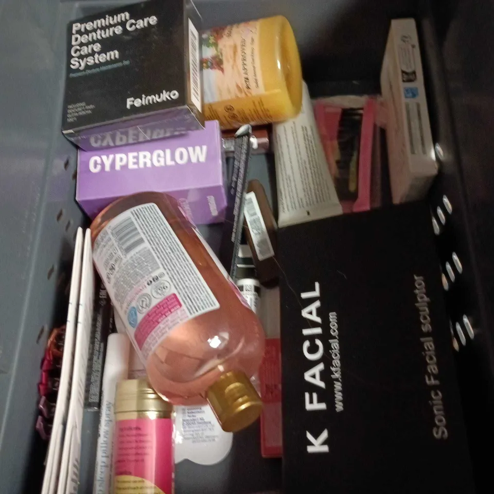 APPROXIMATEY 20 ASSORTED HEALTH AND BEAUTY PRODUCTS TO INCLUDE - STYLING HEAD - LIL-LETS MATERNITY PADS AND MITCHUM ROLL ON DEODORANT