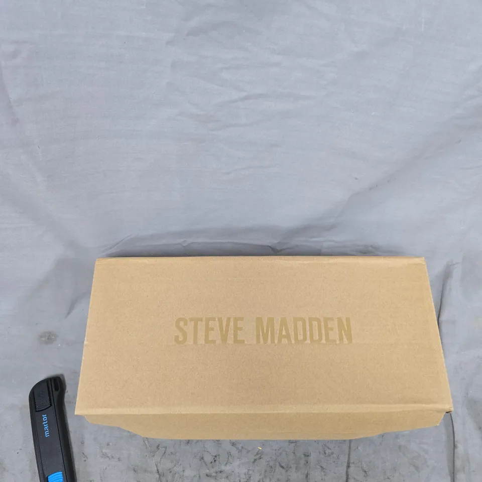 STEVE MADDEN KARI BLACK PATENT SLINGBACK HEELS – WOMEN'S, EU 39 (UK 6)