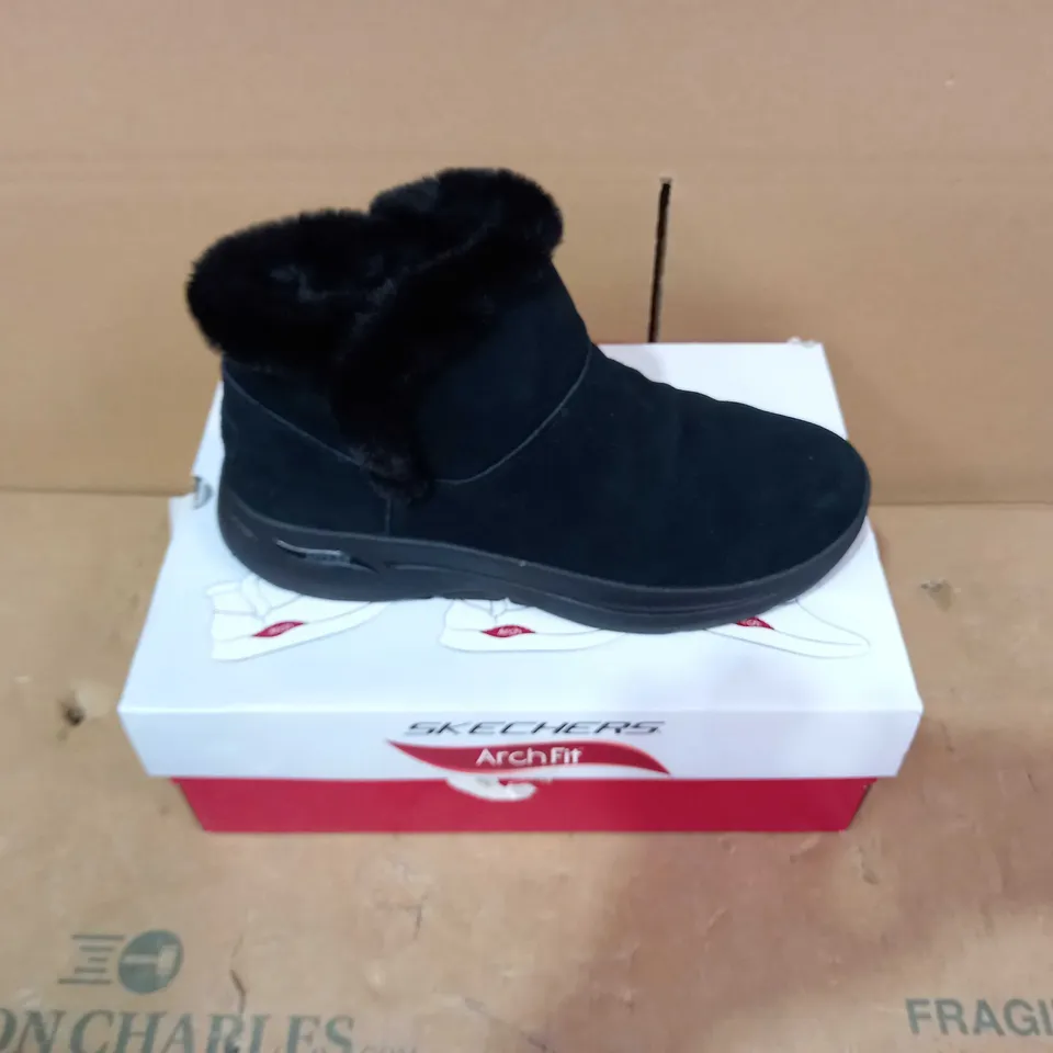 BOXED PAIR OF SKECHERS - SIZE 7